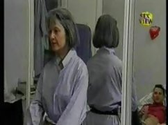 年轻的男孩与年长妇女通过巨大的女性高潮