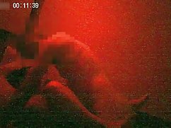 抓住啤酒游戏条轻妓女的性感男子的凉鞋